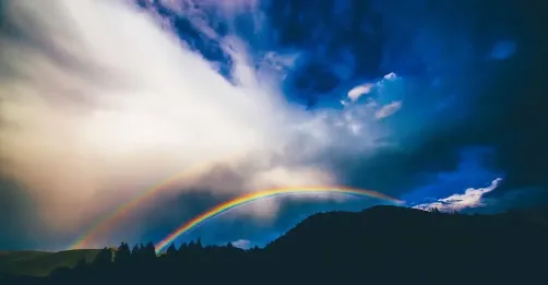 Arc en ciel lumier et eau